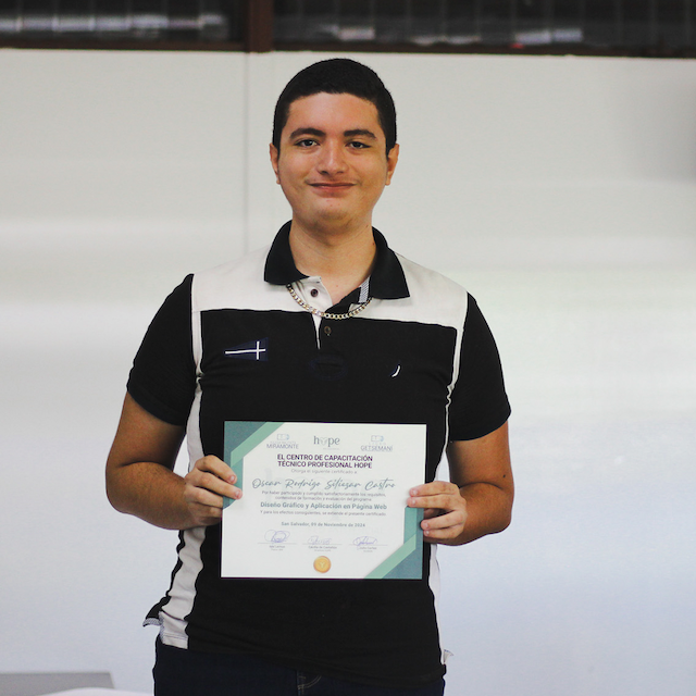 Joven capacitándose, ayuda asistencial